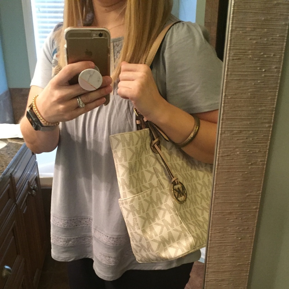 Michael Kors Jet Set Signature Handbag - Picture 8 of 8